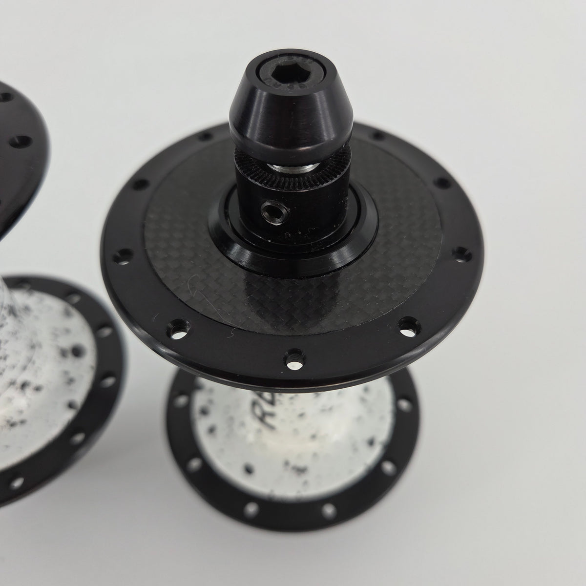 Reina High-Flange Carbon Track Hubs - Black Splash