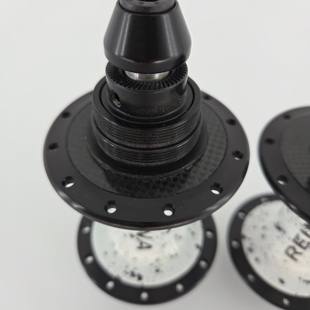Reina High-Flange Carbon Track Hubs - Black Splash