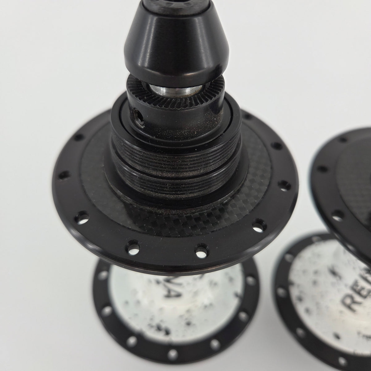 Reina High-Flange Carbon Track Hubs - Black Splash