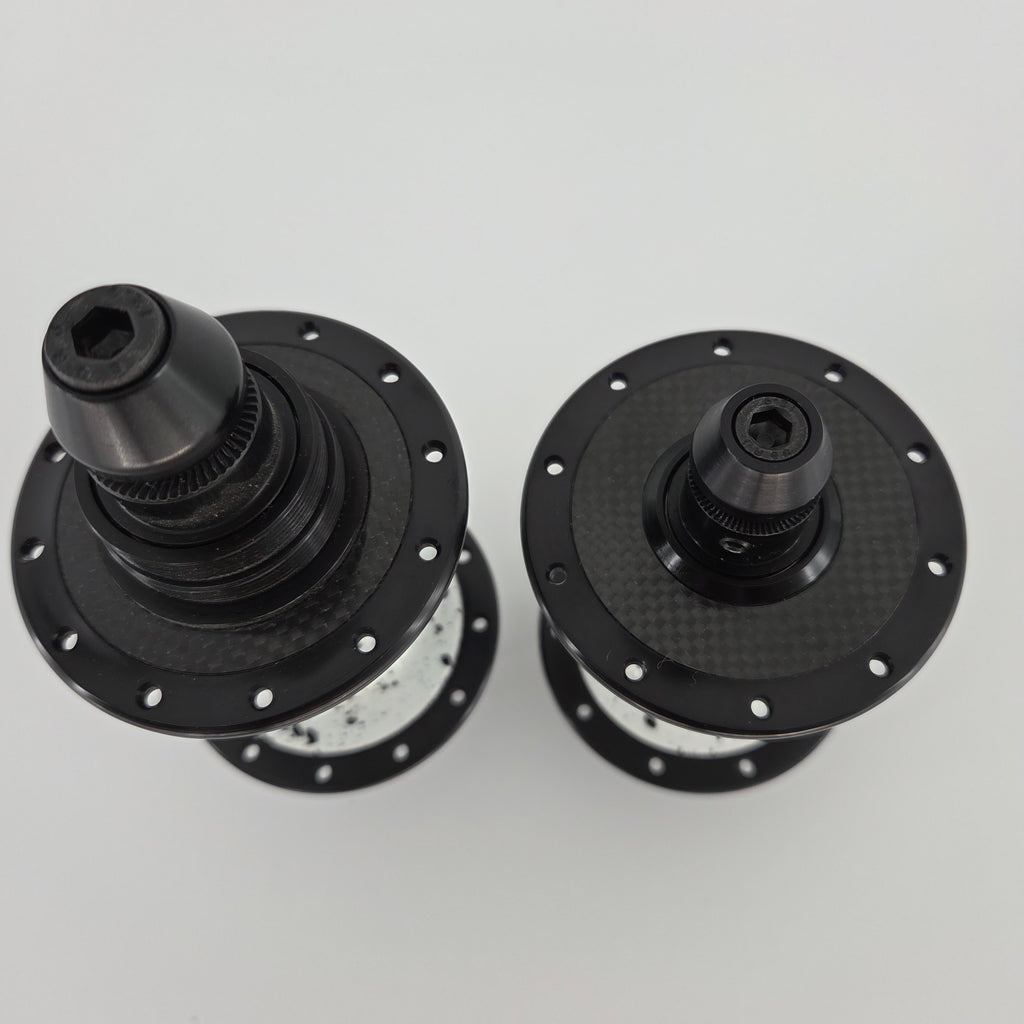 Reina High-Flange Carbon Track Hubs - Black Splash