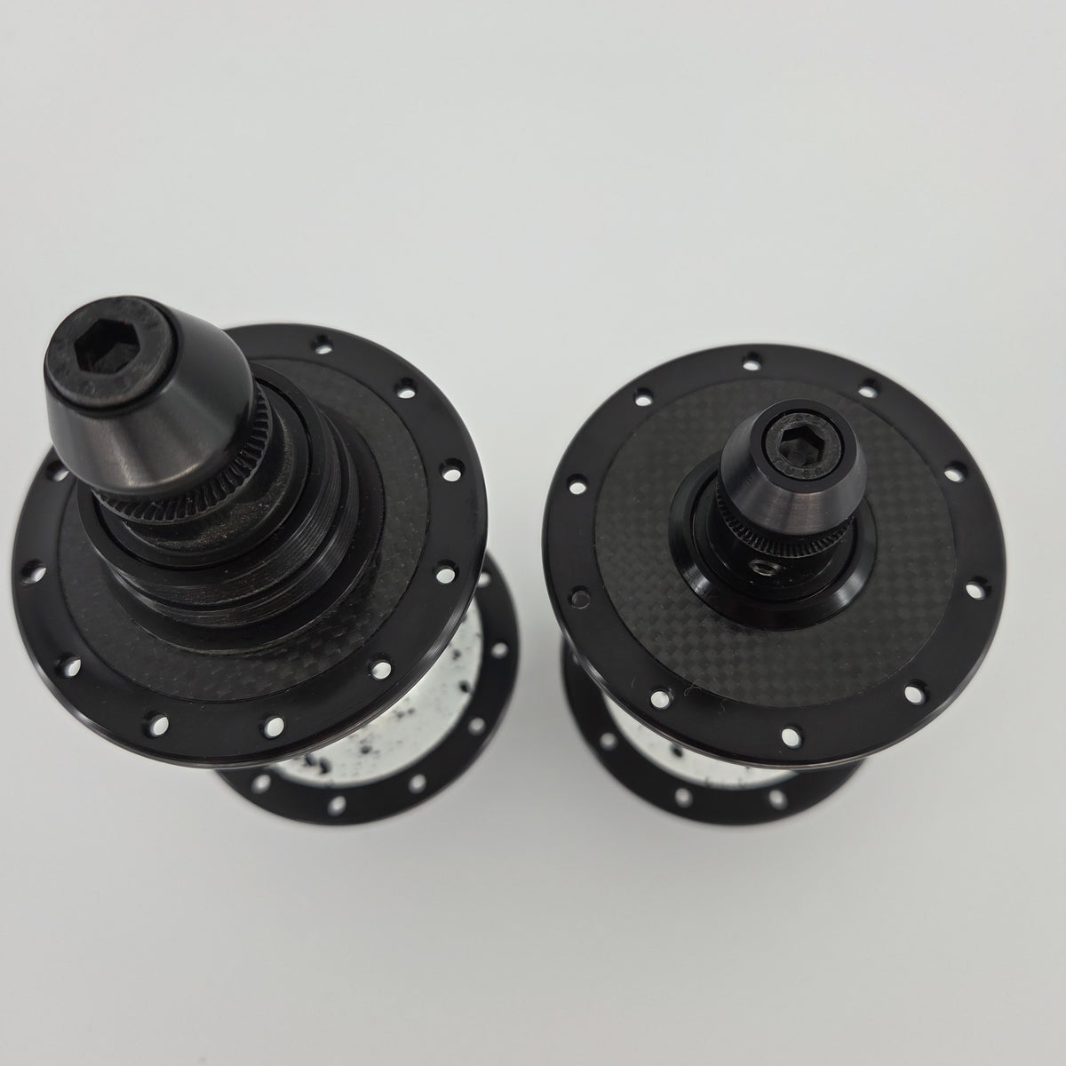 Reina High-Flange Carbon Track Hubs - Black Splash