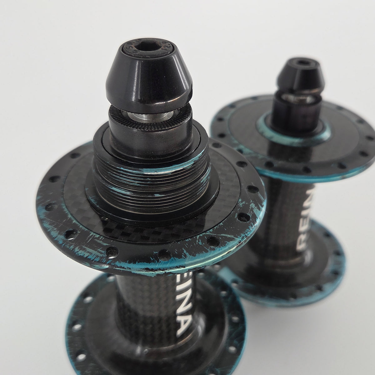 Reina High-Flange Carbon Track Hubs - Turquoise Anodized